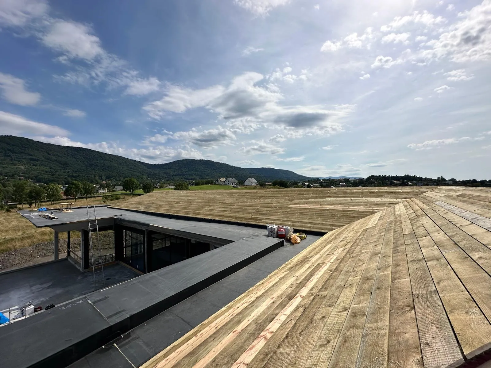 Etap prac, w którym konstrukcja dachu przechodzi w gotowe poszycie połaci.