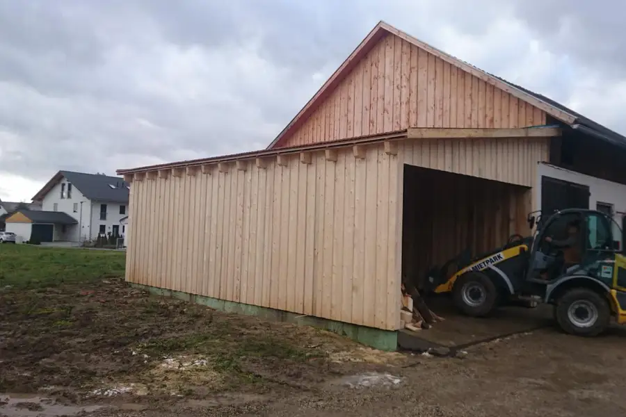 Drewniany garaż przy domu