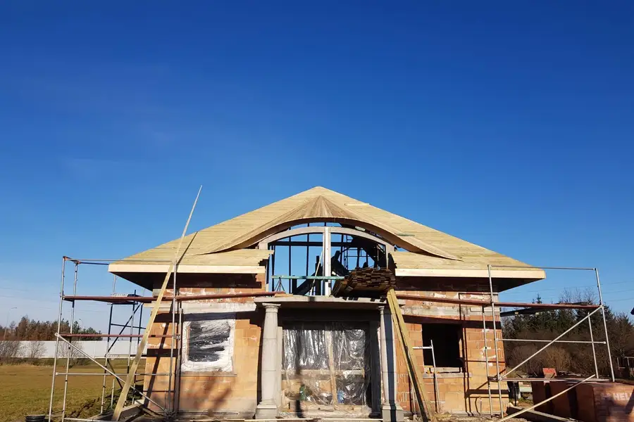 Nietypowa konstrukcja dachu o łukowej geometrii