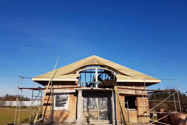 Nietypowa konstrukcja dachu o łukowej geometrii