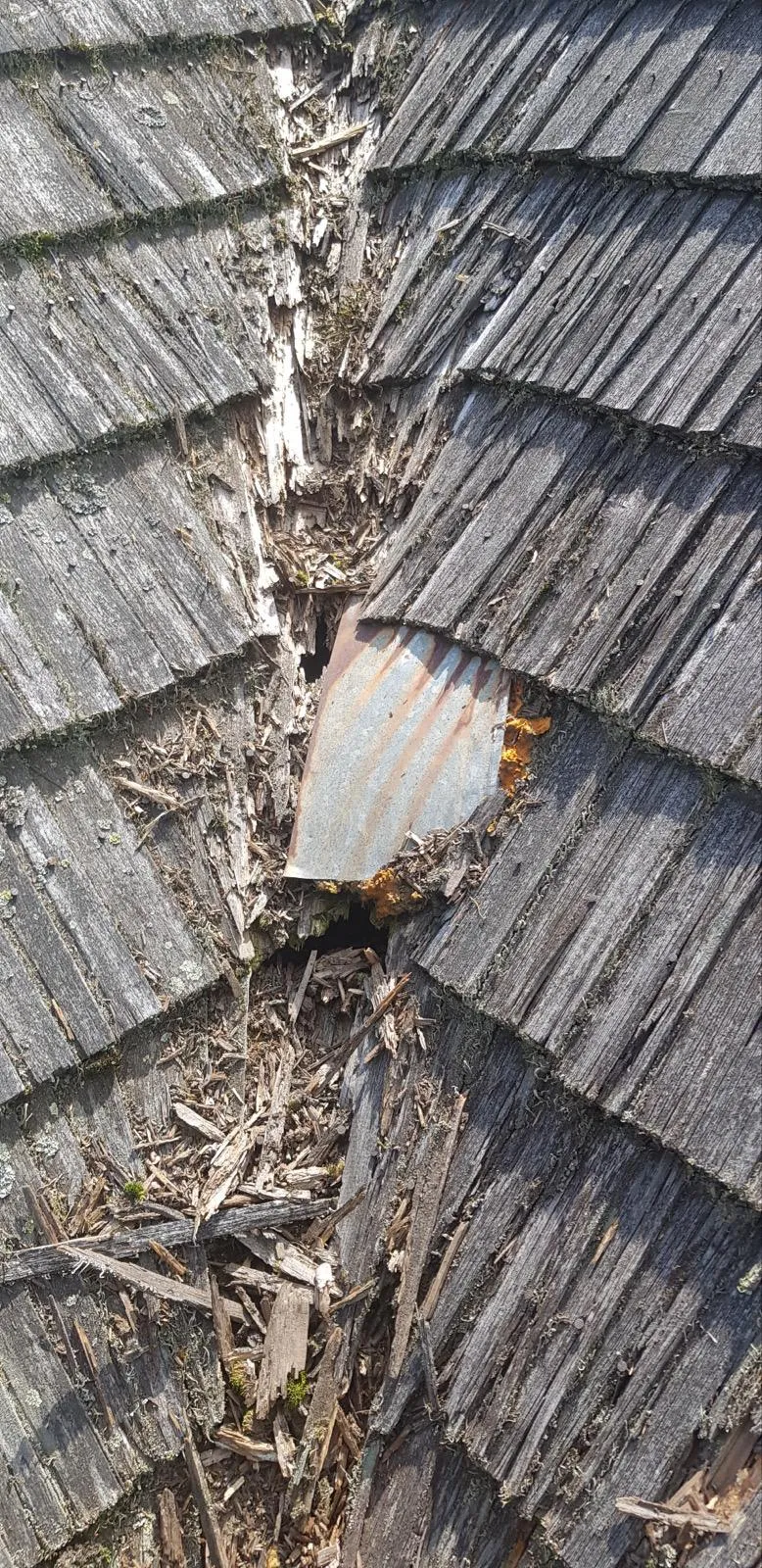 Uszkodzony kosz dachowy pokazujący zakres napraw w najbardziej obciążonej strefie dachu.