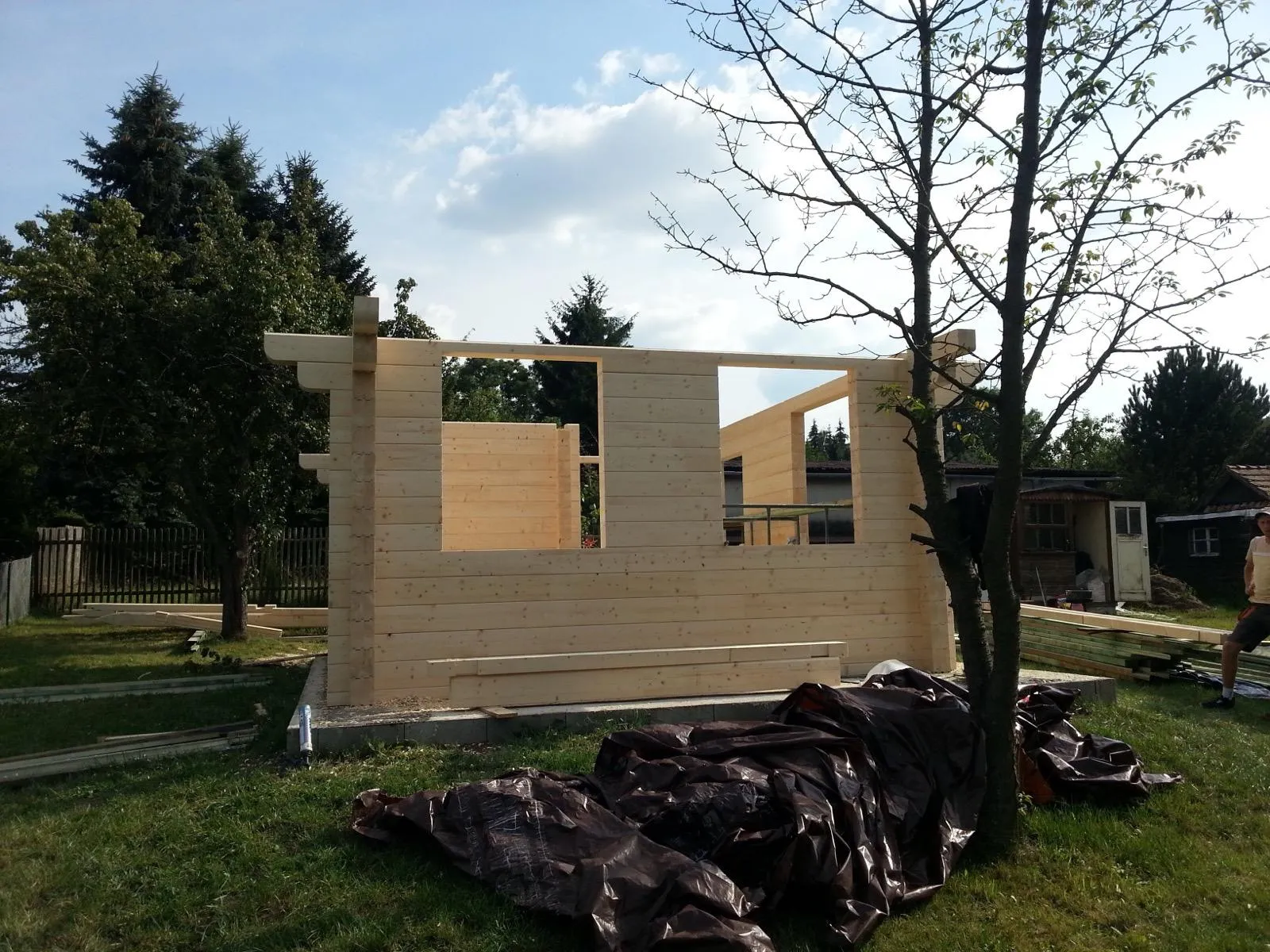 Początek montażu obiektu z prefabrykowanych elementów CNC, które zapewniają szybkie i dokładne składanie konstrukcji.