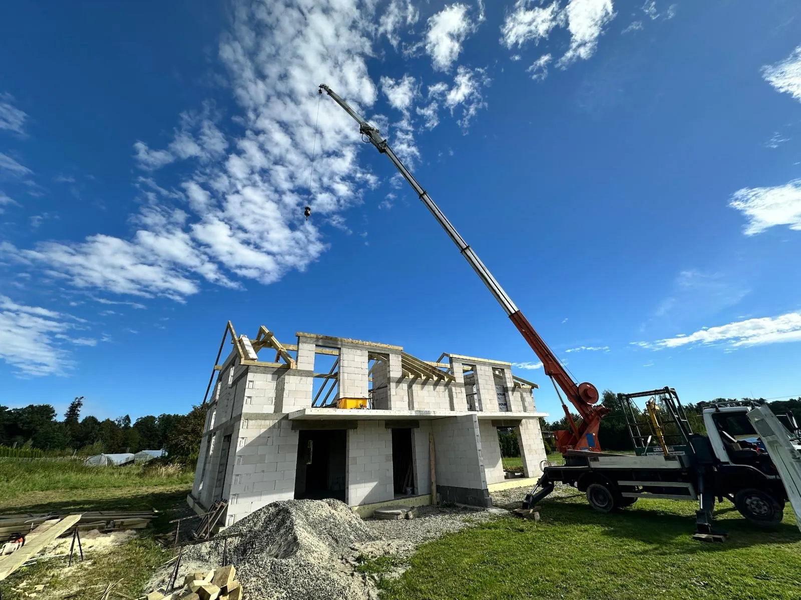 Dom po wykonaniu głównej części więźby dachowej i wstępnym przygotowaniu połaci.