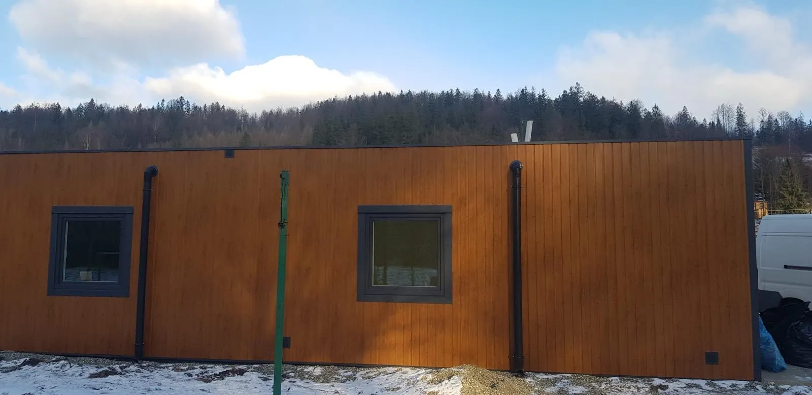 Gotowy budynek z drewnianą elewacją, pokazujący efekt końcowy całej realizacji.