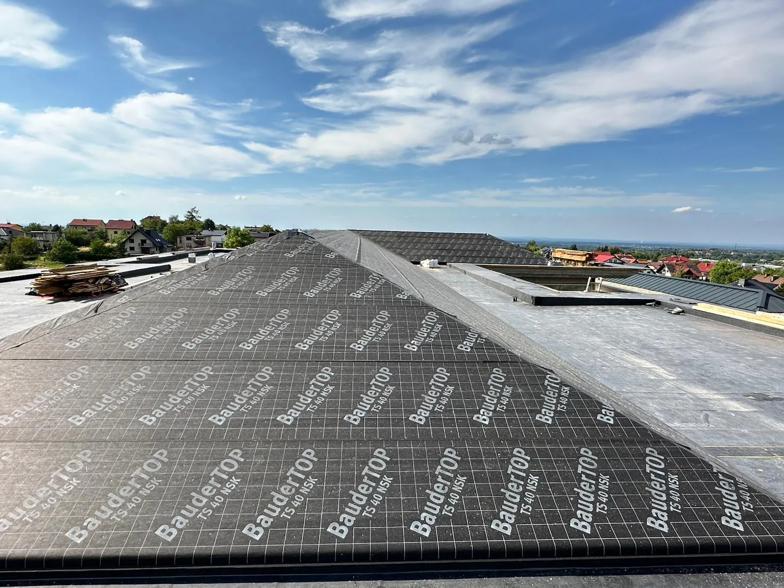 Połać zabezpieczona membraną, przygotowana do dalszych prac ciesielskich i dekarskich.