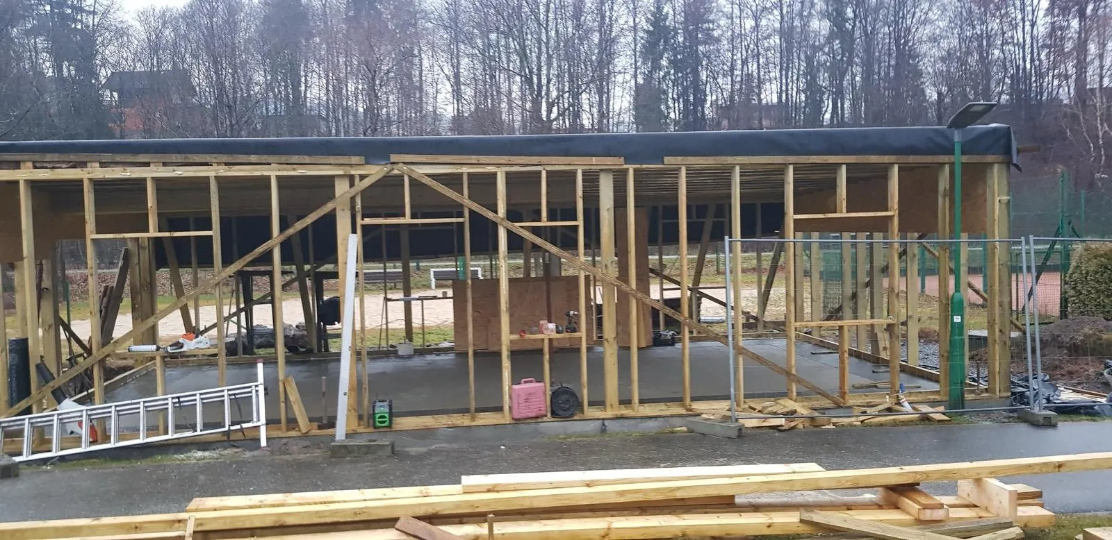 Front budynku na etapie montażu ścian szkieletowych i głównych elementów nośnych.