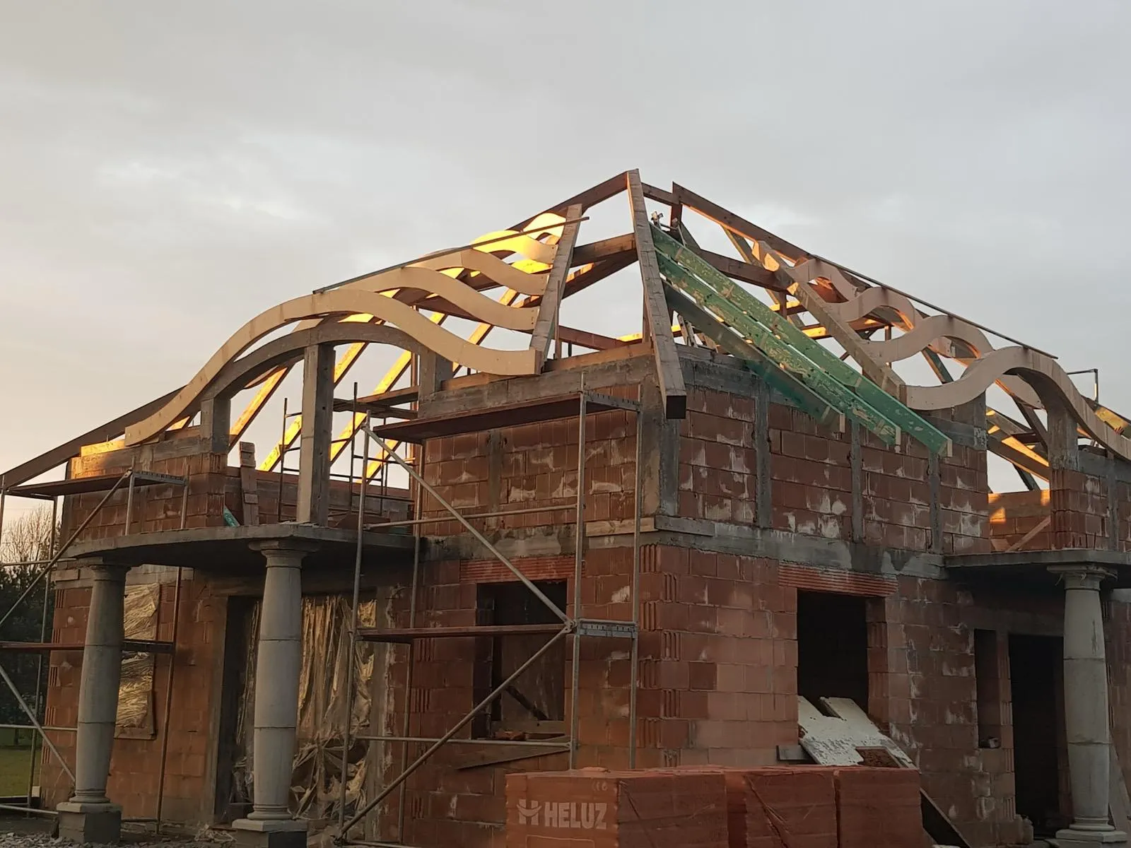 Boczna strona realizacji pokazująca powtarzalność łuków i złożony układ elementów nośnych.