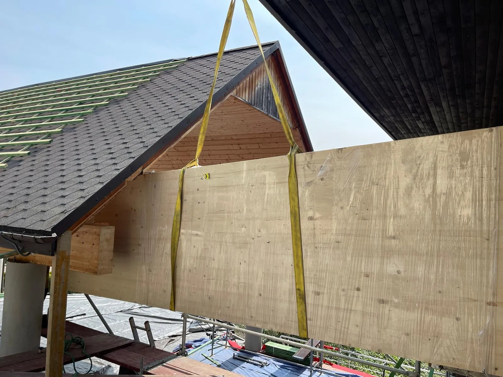 Precyzyjne osadzanie prefabrykowanego elementu przy konstrukcji zadaszenia wejścia.