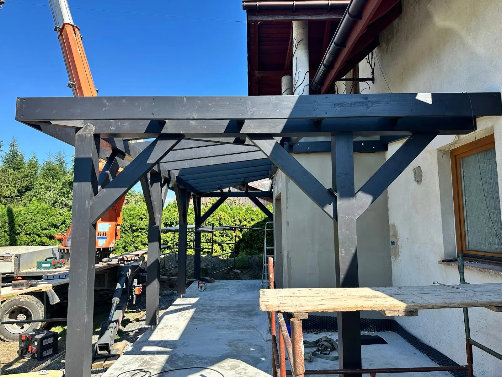 Boczna strona konstrukcji pokazująca słupy, rygle i sposób połączenia z budynkiem.