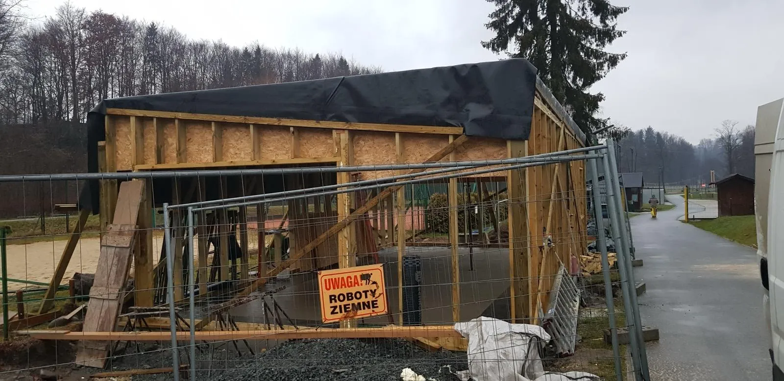 Boczna strona budynku z czytelnym układem ścian, otworów i geometrii konstrukcji.