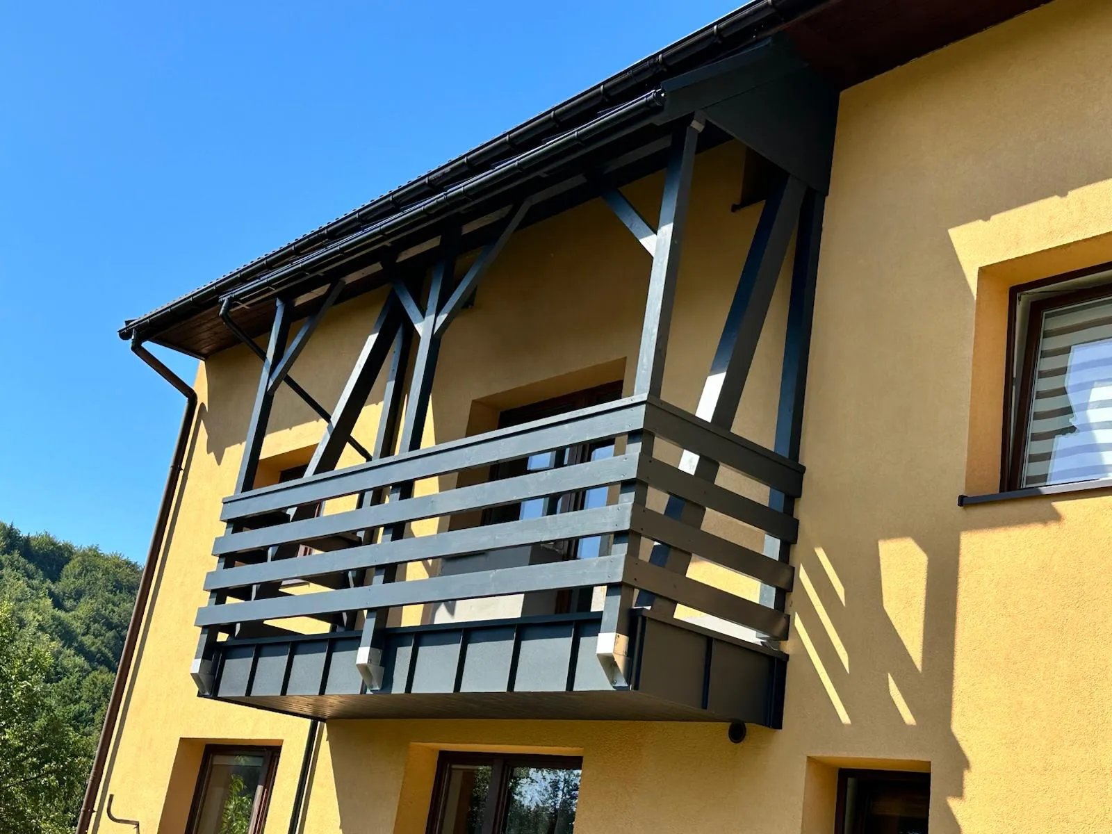 Detal balustrady i połączeń, które budują solidny i estetyczny charakter balkonu.