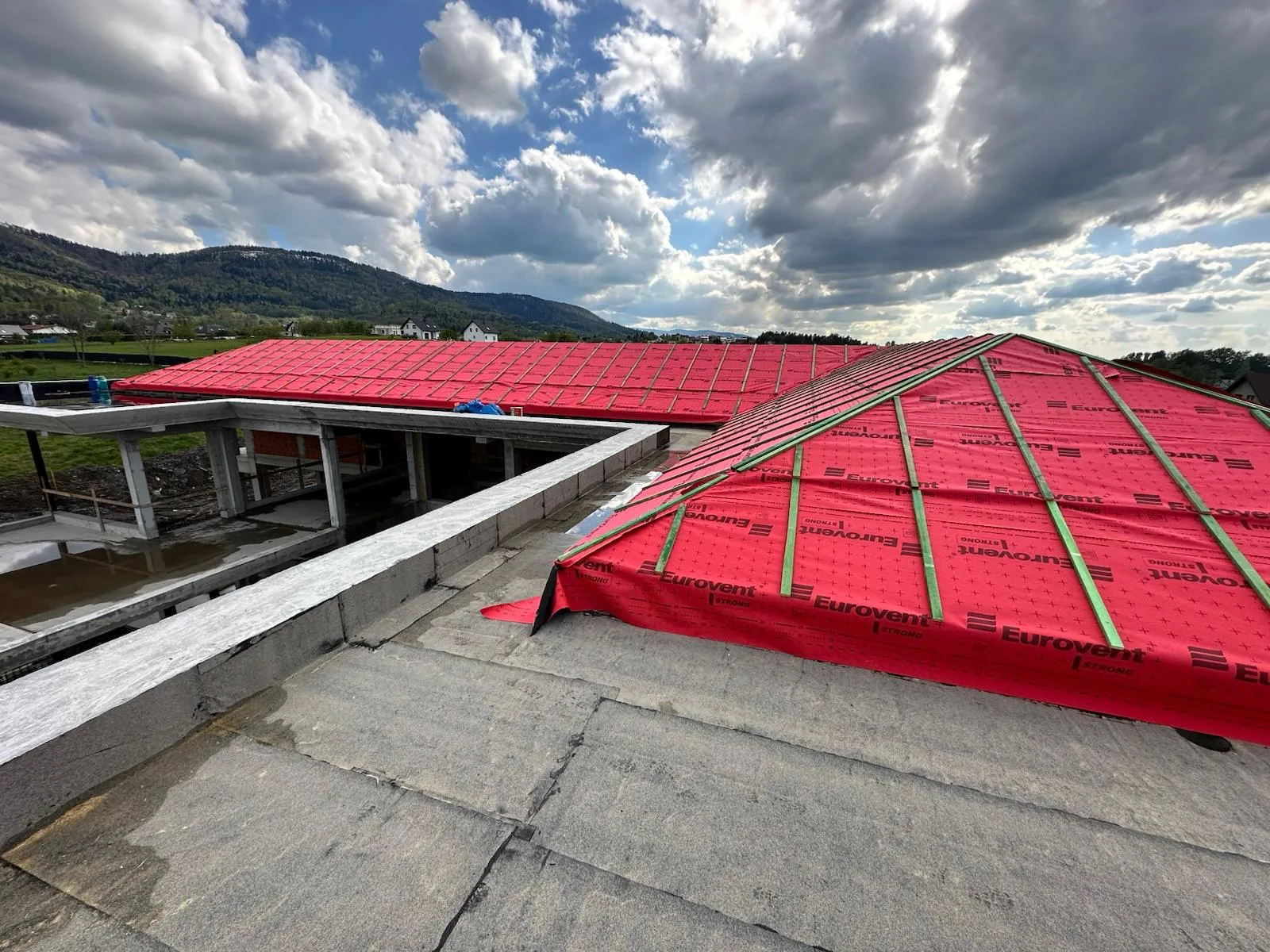 Przygotowane połacie dachu pokazujące skalę realizacji i porządek prowadzenia prac.
