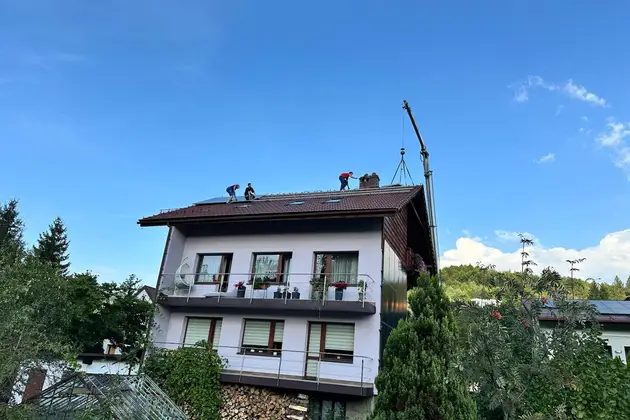 Usługa dźwigiem przy pracach dachowych