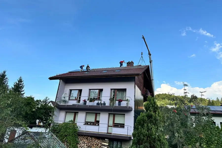 Usługa dźwigiem przy pracach dachowych