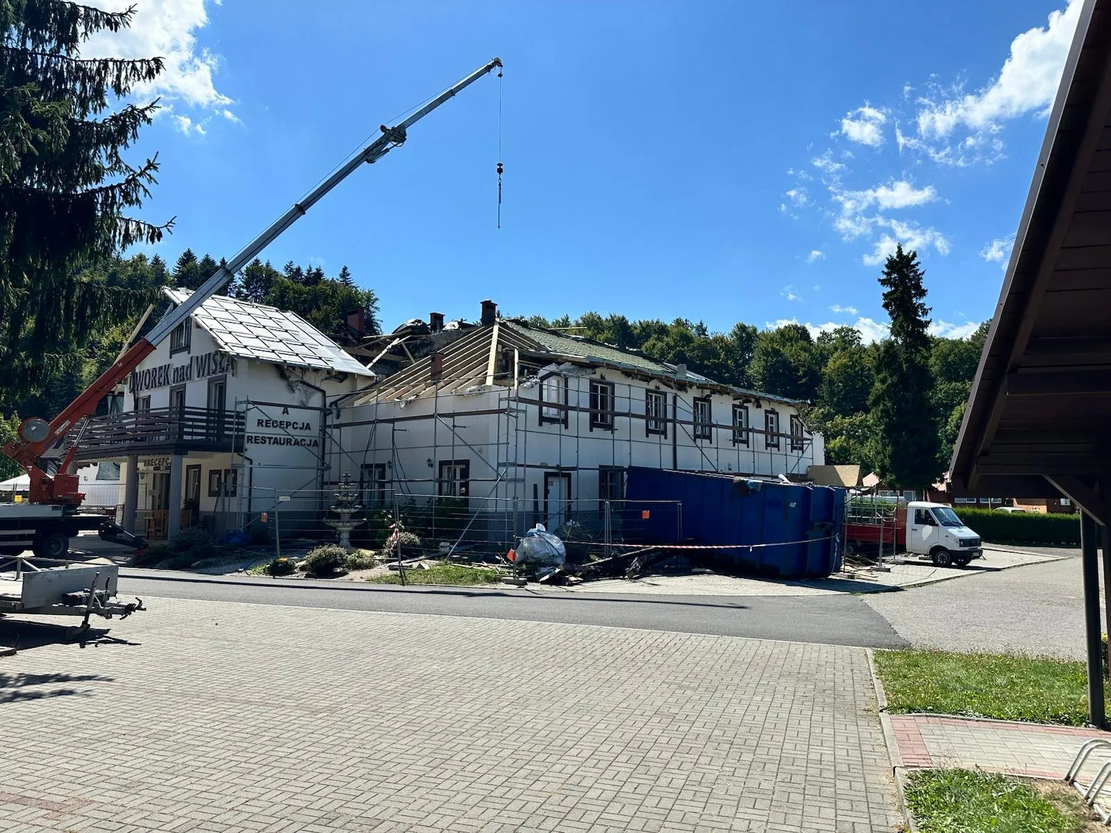 Front obiektu podczas odtwarzania połaci dachowej po uszkodzeniach pożarowych.