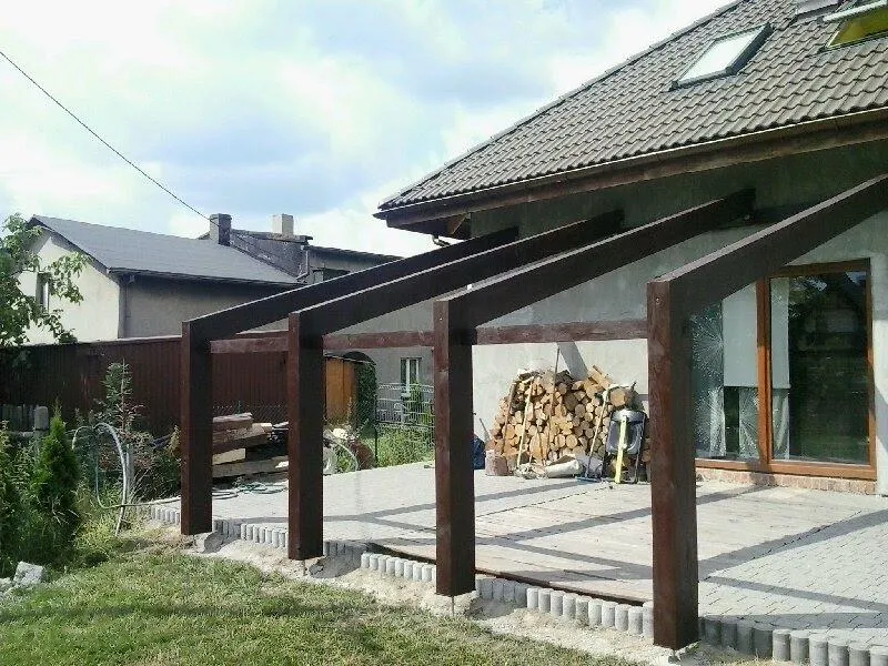 Drugi widok tej samej realizacji, pokazujący proporcje konstrukcji i sposób jej osadzenia przy budynku.