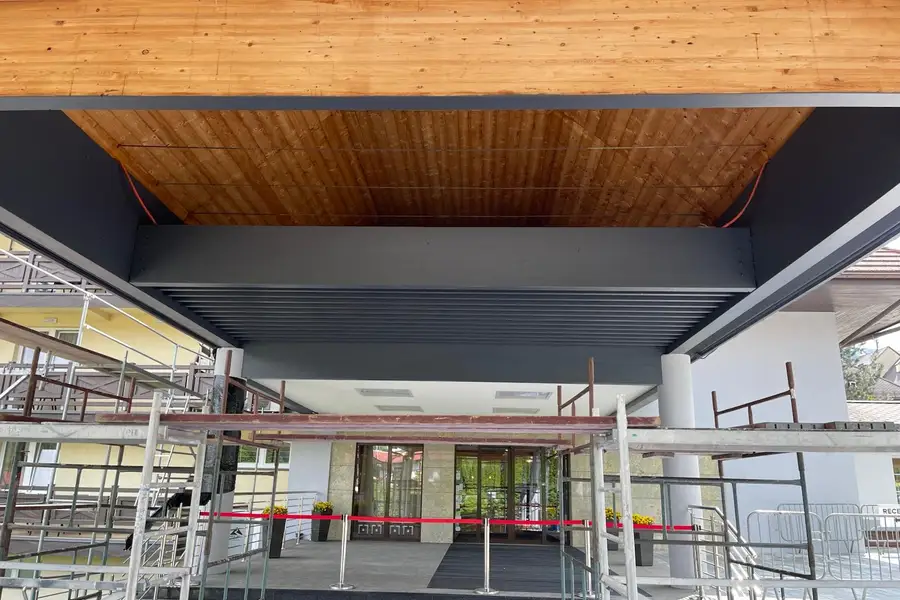 Przebudowa wejścia głównego, Hotel Stok