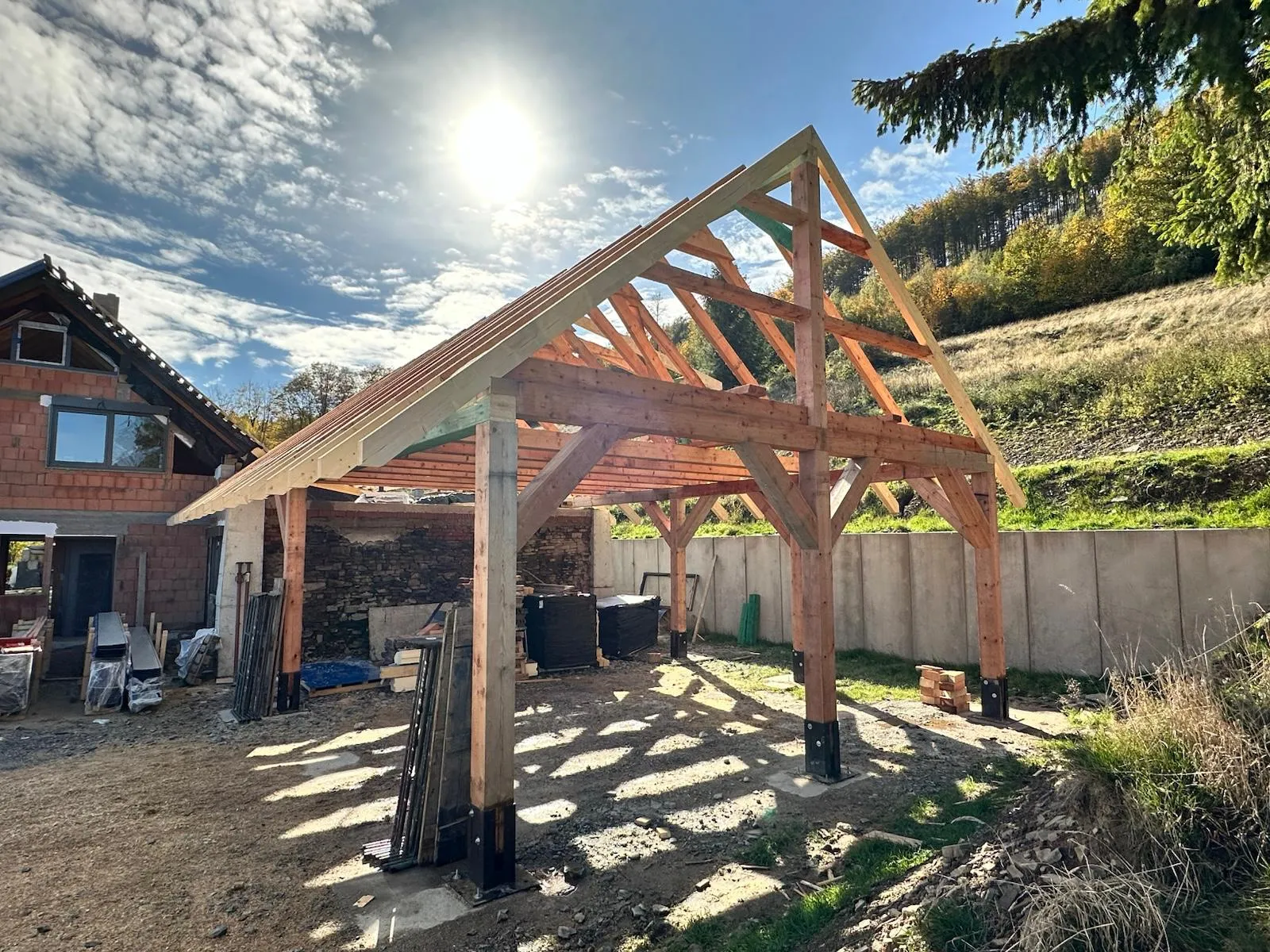 Front wiaty pokazujący proporcje całej konstrukcji i układ krokwi.