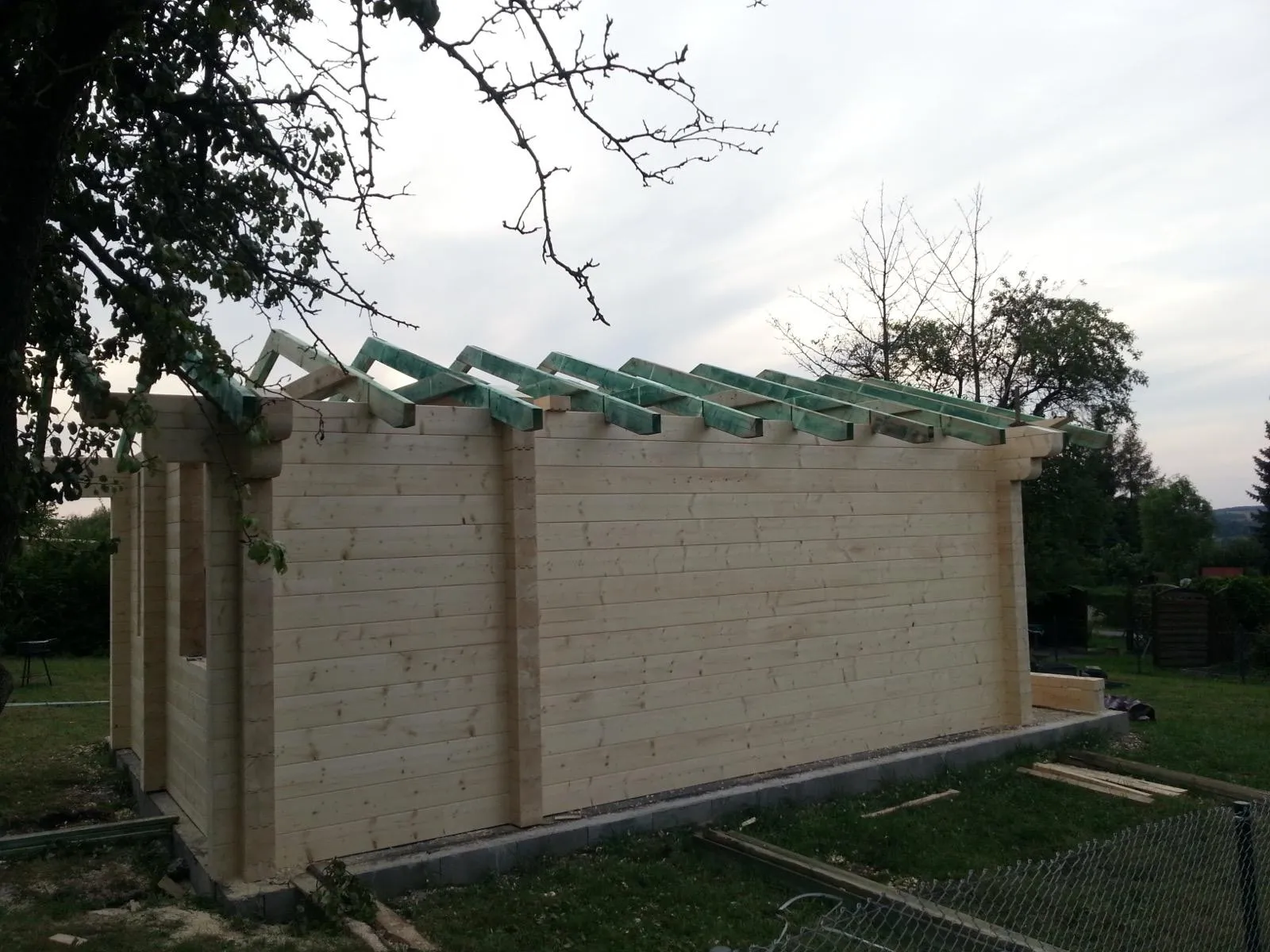 Boczna strona obiektu po ustawieniu krokwi i przygotowaniu połaci dachowej.