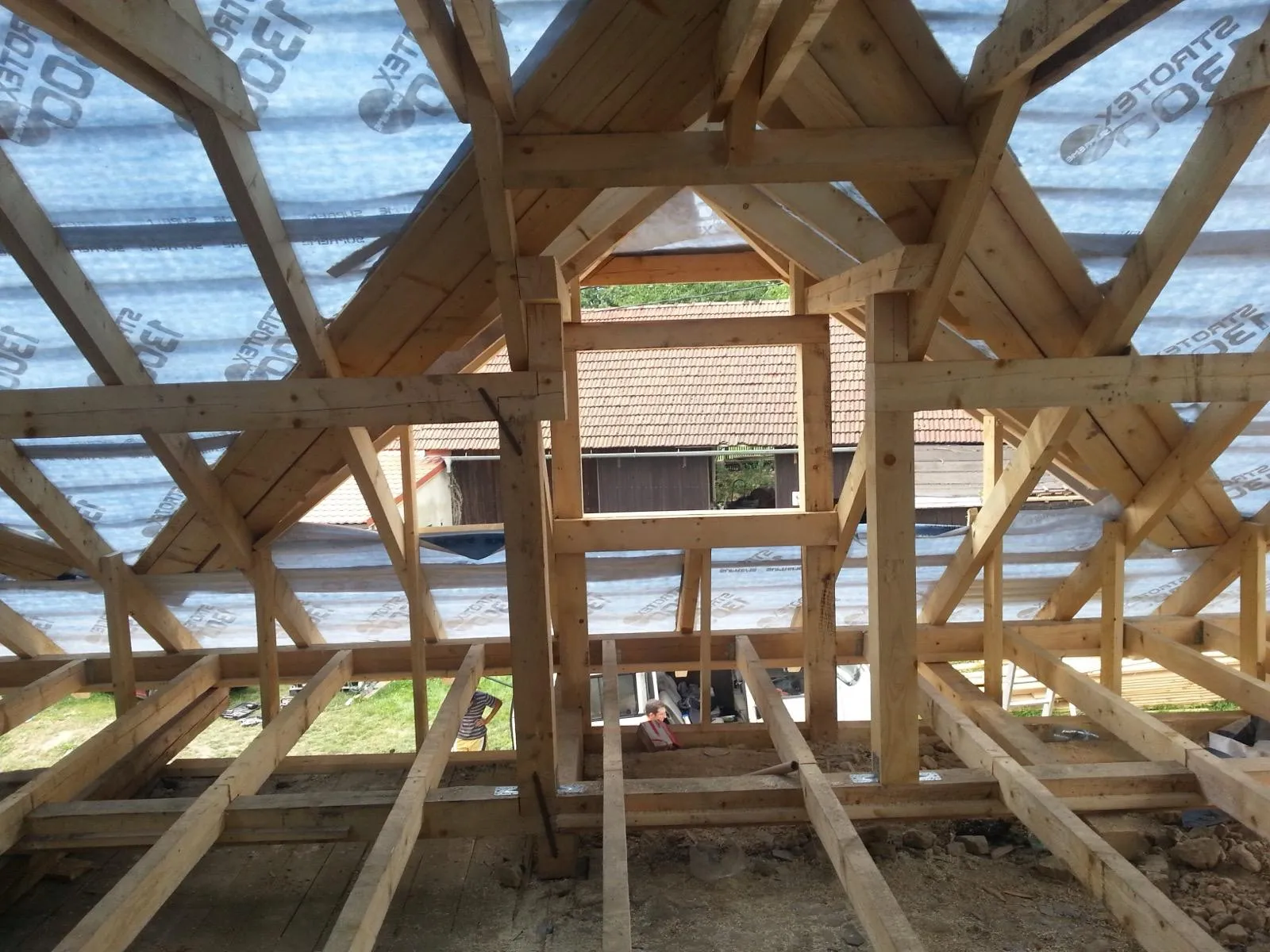 Detale połączeń drewnianej konstrukcji, które pokazują jakość wykonania więźby i poddasza.