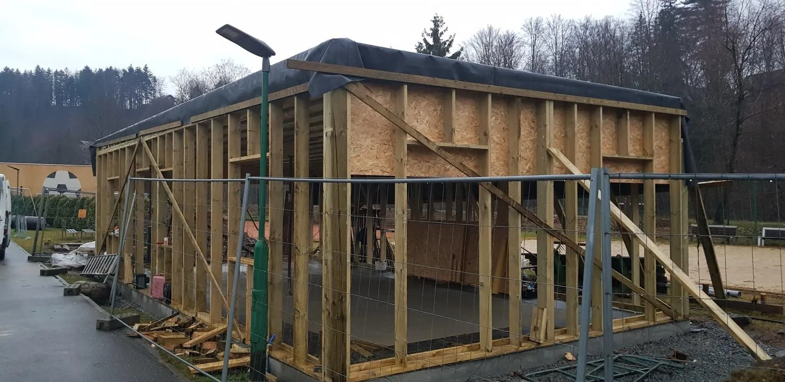 Narożnik obiektu pokazujący precyzyjnie ustawioną konstrukcję i przygotowany obrys budynku.