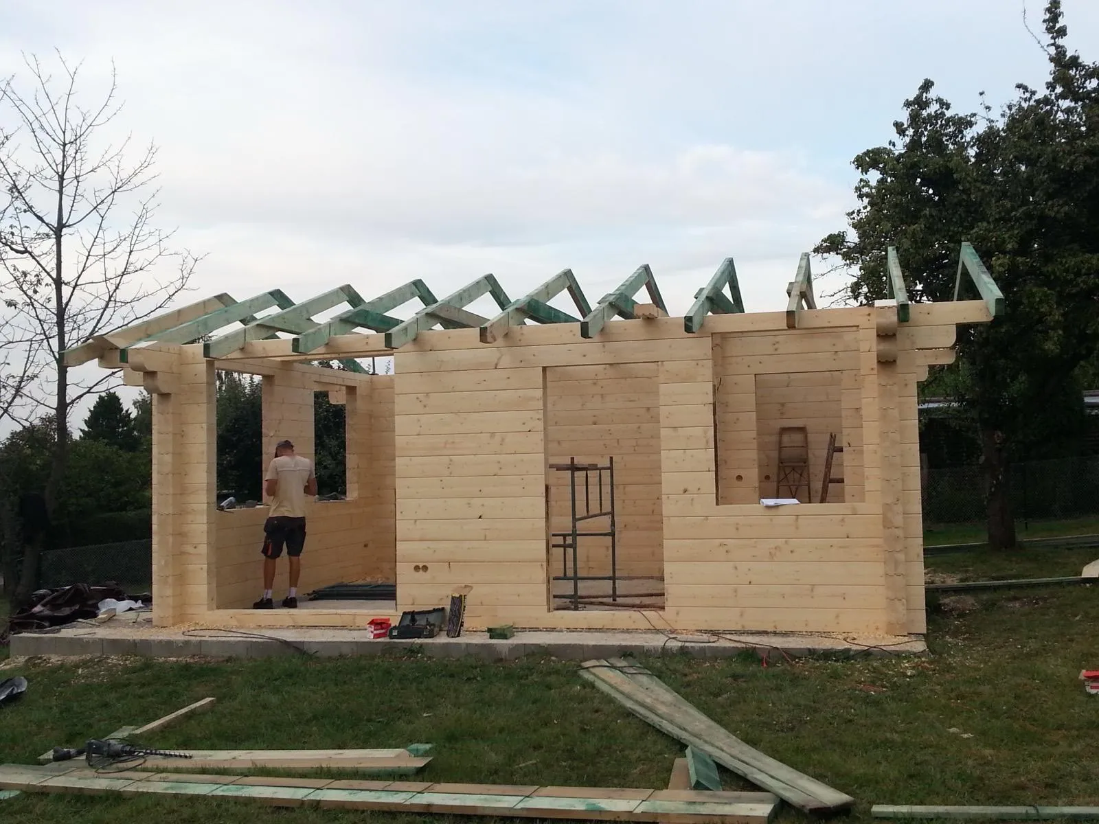 Front budynku z gotowym układem ścian i otworami przygotowanymi pod stolarkę.