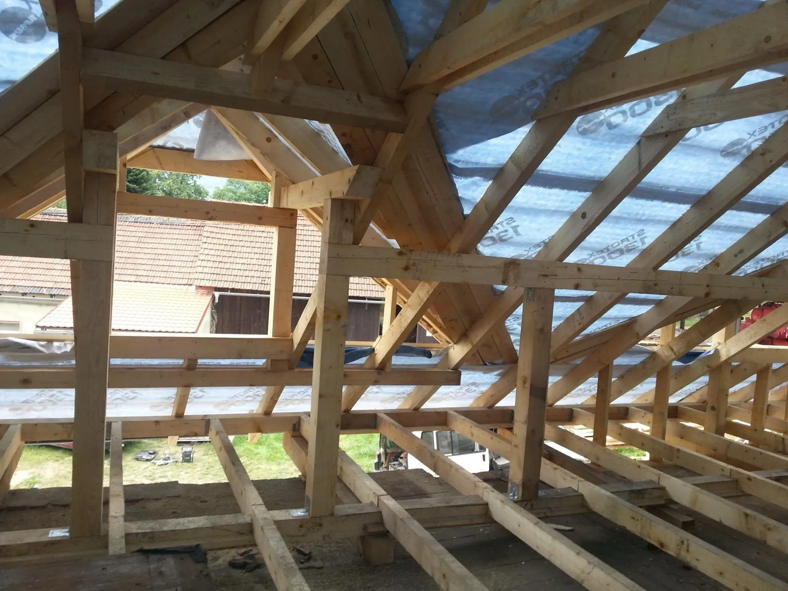 Szeroki widok poddasza po wykonaniu głównego układu konstrukcyjnego.