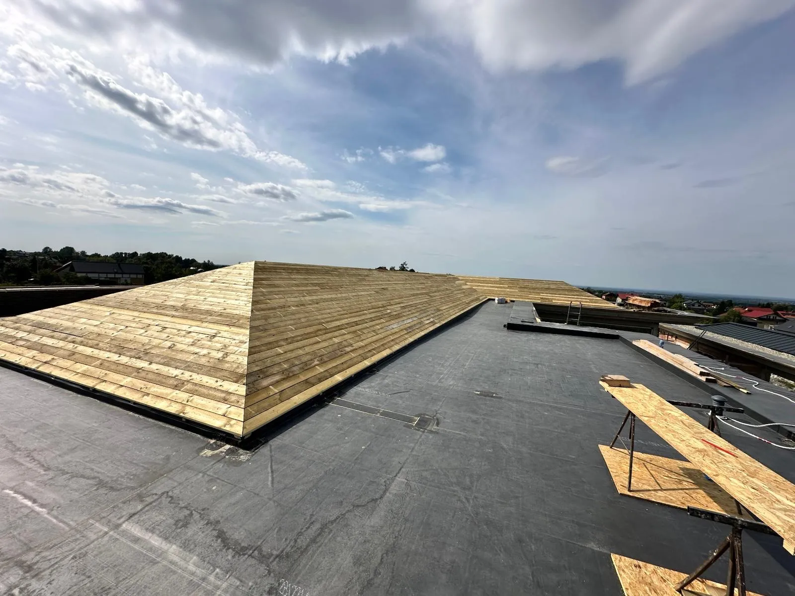 Deskowanie dużych połaci dachowych przygotowanych pod kolejne warstwy pokrycia.