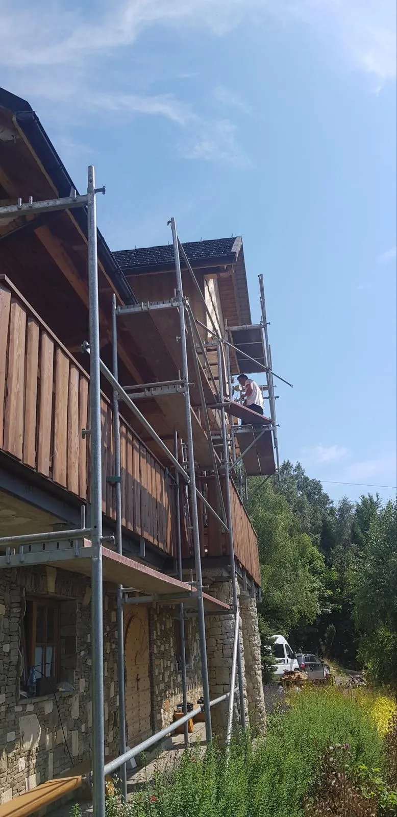 Boczna część budynku z połacią, która wymagała naprawy i odświeżenia warstw dachu.