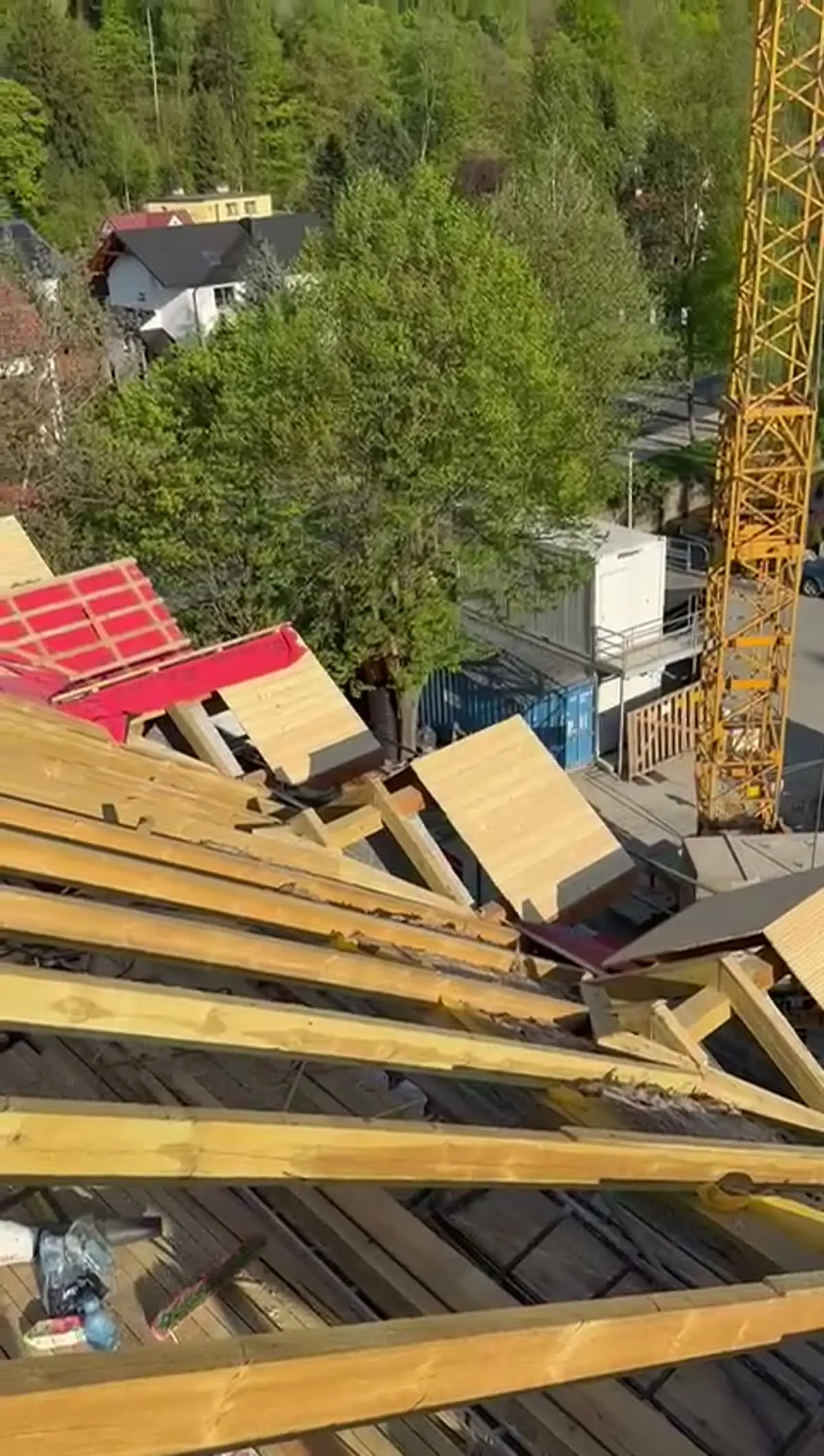 Film z realizacji pokazujący więźbę dachową i skalę prac przy hotelu.