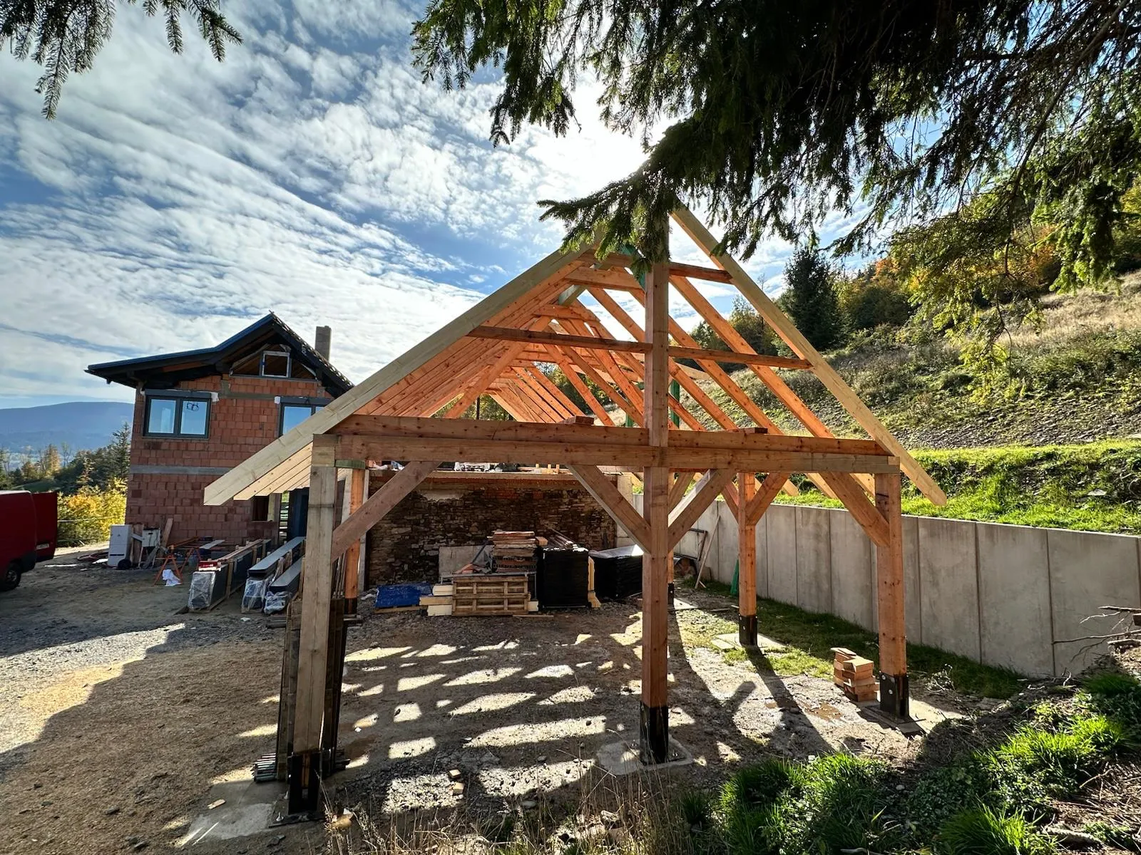 Gotowa konstrukcja wiaty przy domu, przygotowana do codziennego użytkowania.