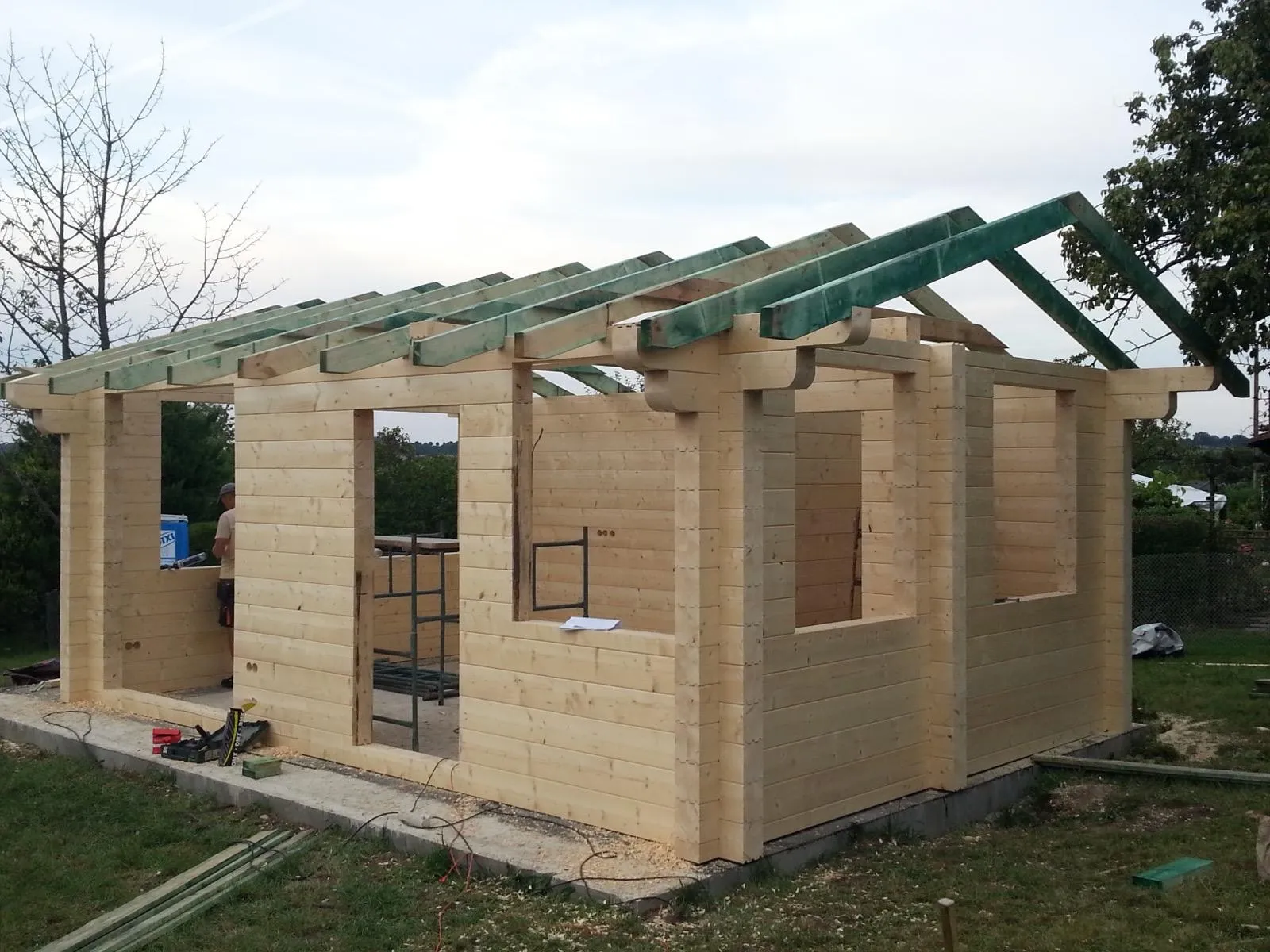 Widok z narożnika pokazujący pełny obrys obiektu na etapie montażu gotowych elementów CNC.