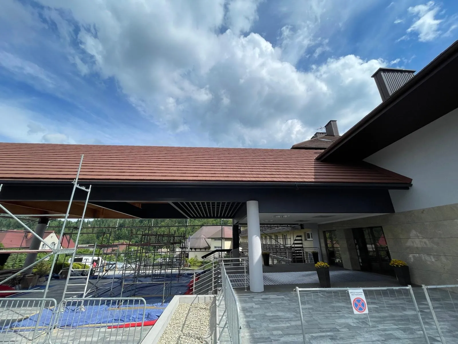 Detal podbitki i wykończenia spodniej części zadaszenia, pokazujący jakość stolarskiego detalu.