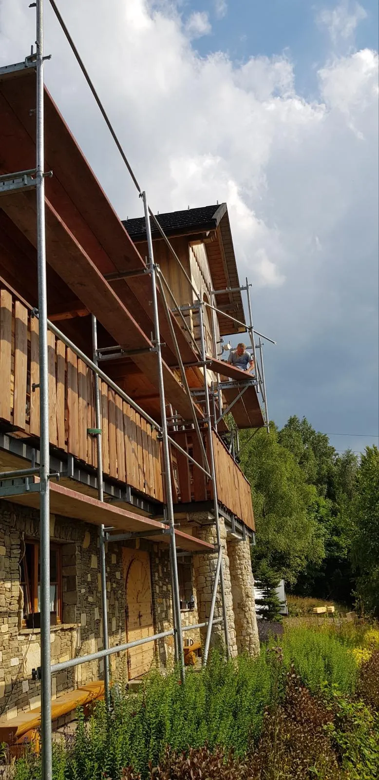 Elewacja i połać przed rozpoczęciem prac dekarskich, z czytelnym zakresem uszkodzeń.