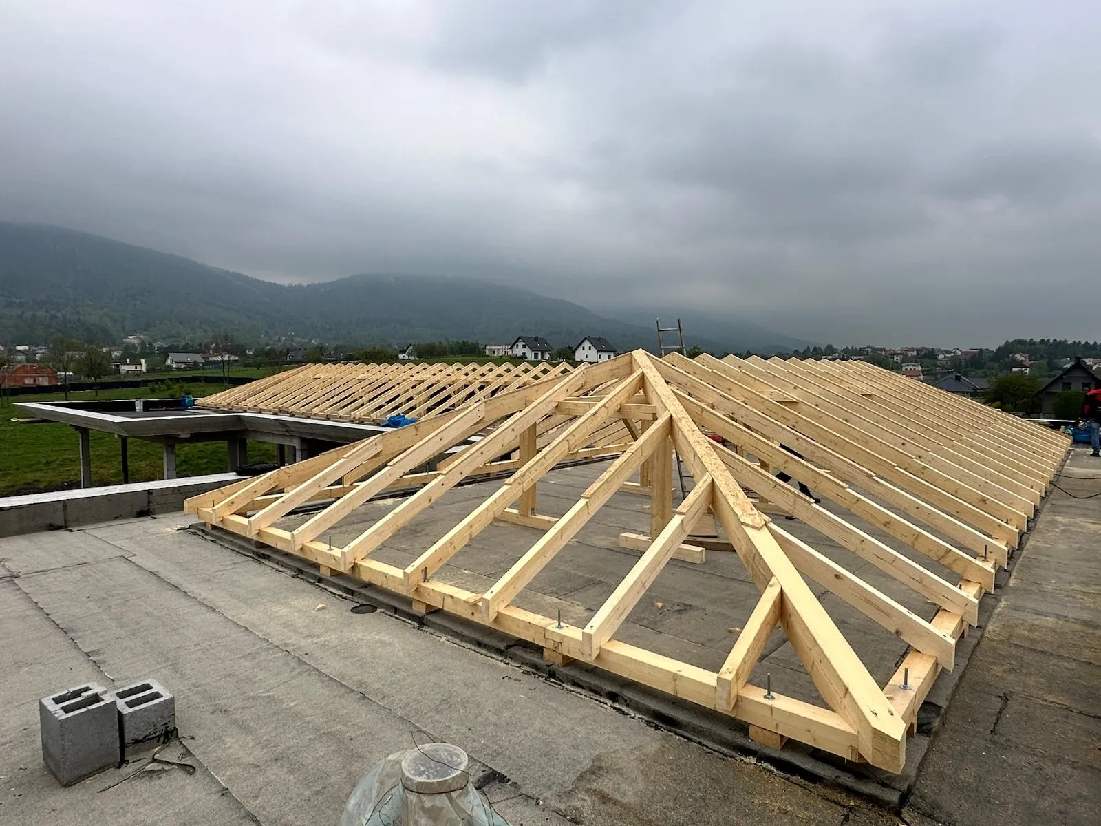 Szeroki widok konstrukcji dachowej, pokazujący skalę i precyzję całego układu.