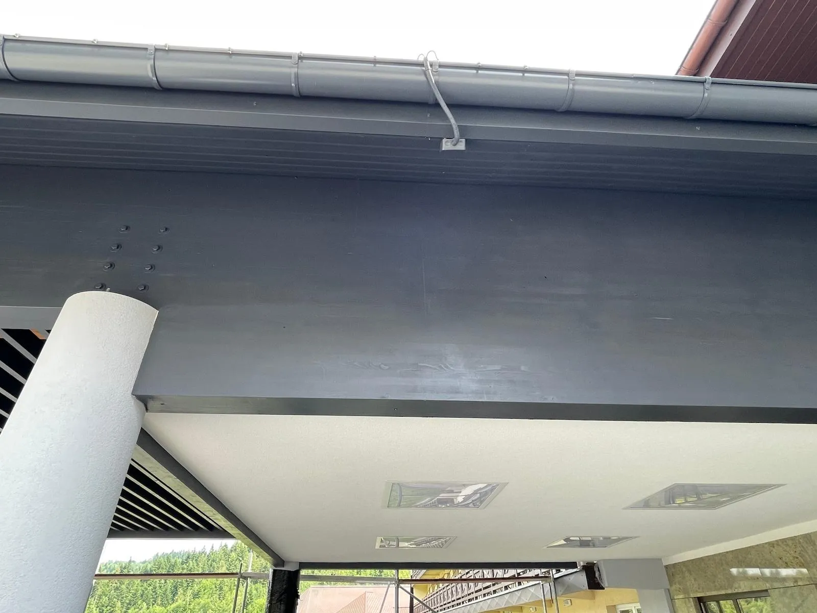 Strefa wejścia pod gotową konstrukcją, przygotowana do codziennego użytkowania przez gości hotelu.