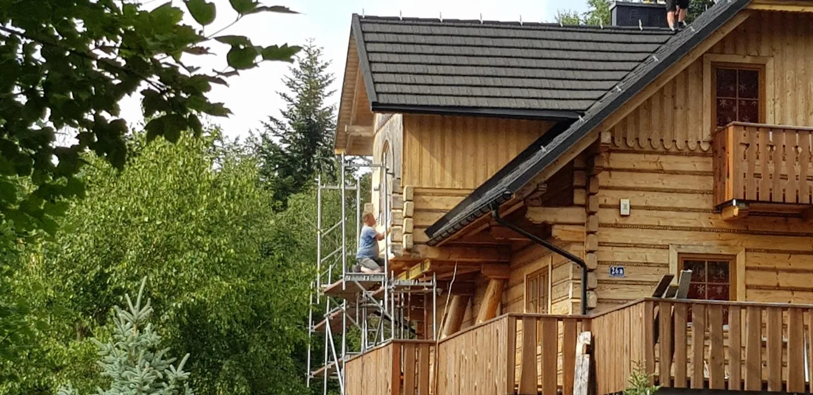 Strefa okapu i połączenie połaci wymagające precyzyjnej naprawy dekarskiej.