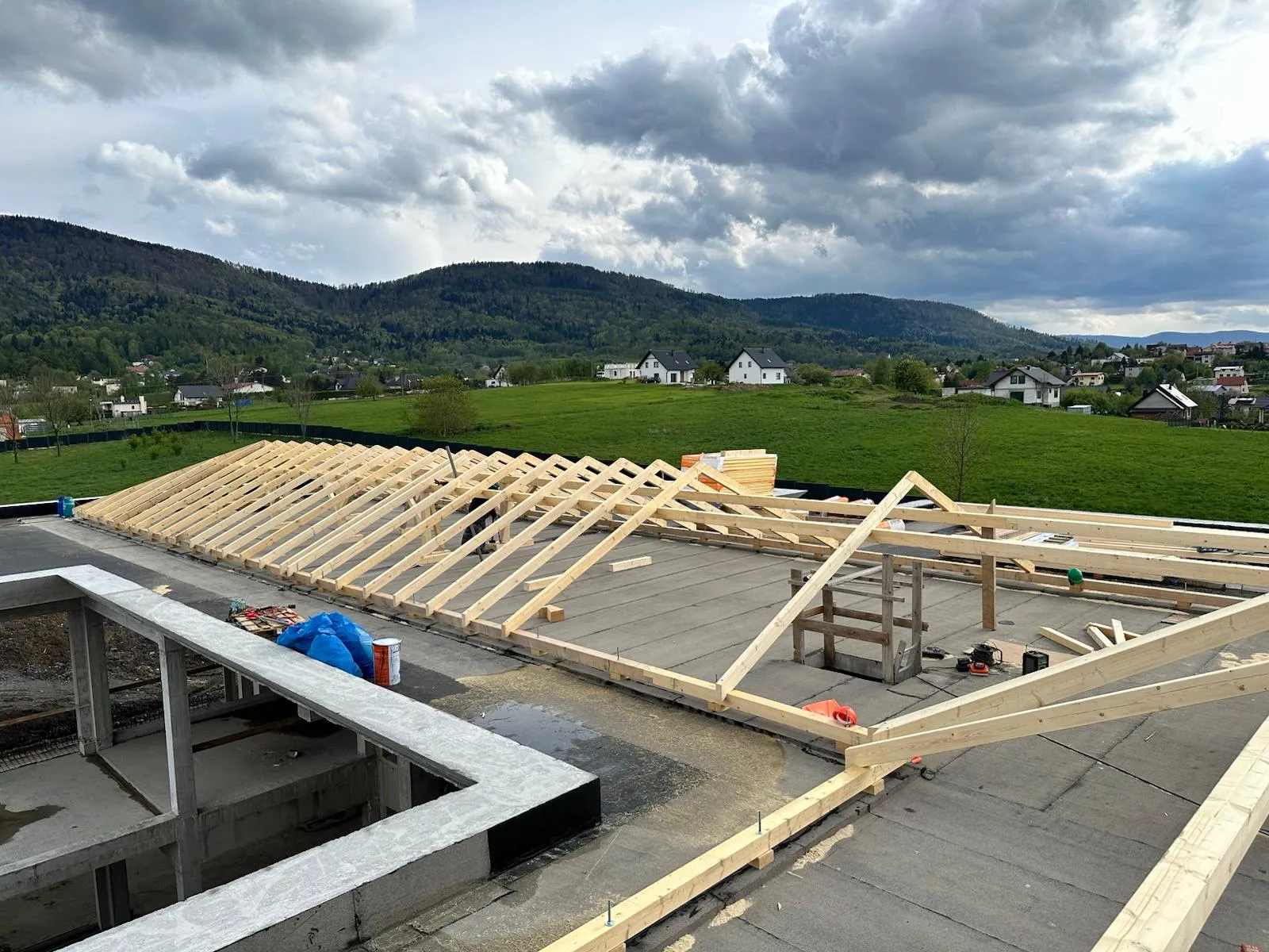 Widok z narożnika pokazujący geometrię więźby i rozkład głównych elementów nośnych.