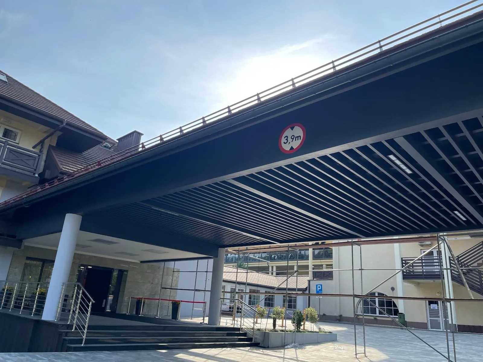 Wejście hotelu po wykonaniu głównej konstrukcji, z dobrze widocznym zakresem przebudowy.