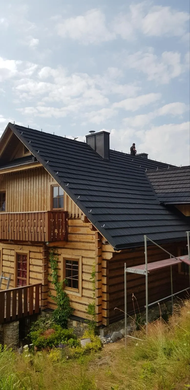 Boczna strona obiektu pokazująca, jak duży zakres prac obejmował remont połaci dachowej.