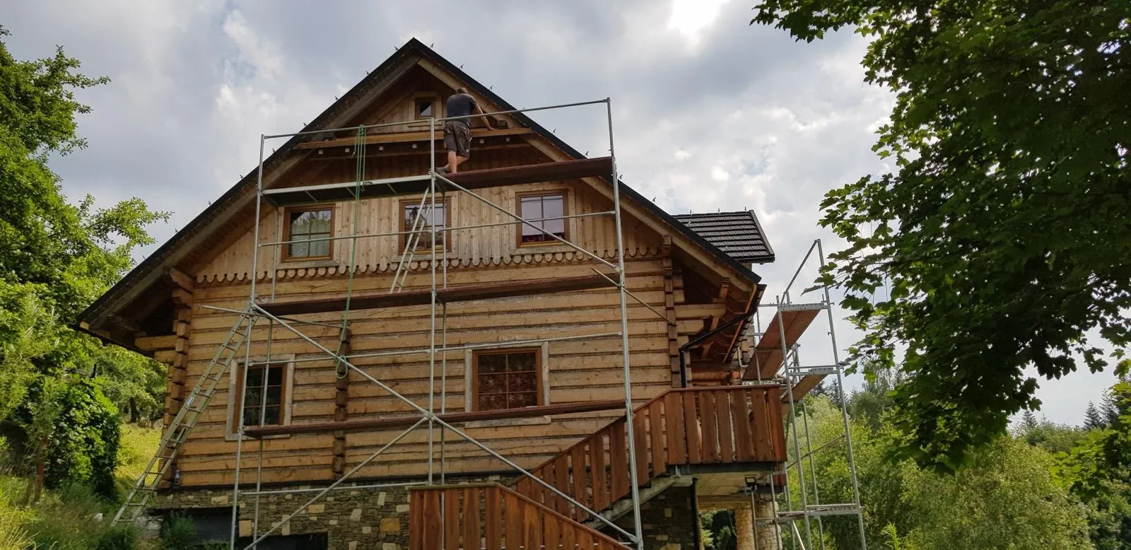 Front budynku z pokryciem dachowym, które kwalifikowało się do remontu.