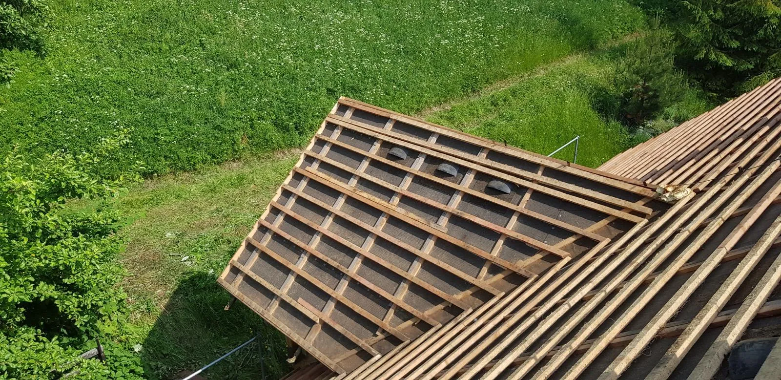 Stan połaci przed remontem, z dobrze widocznym zakresem prac do wykonania.