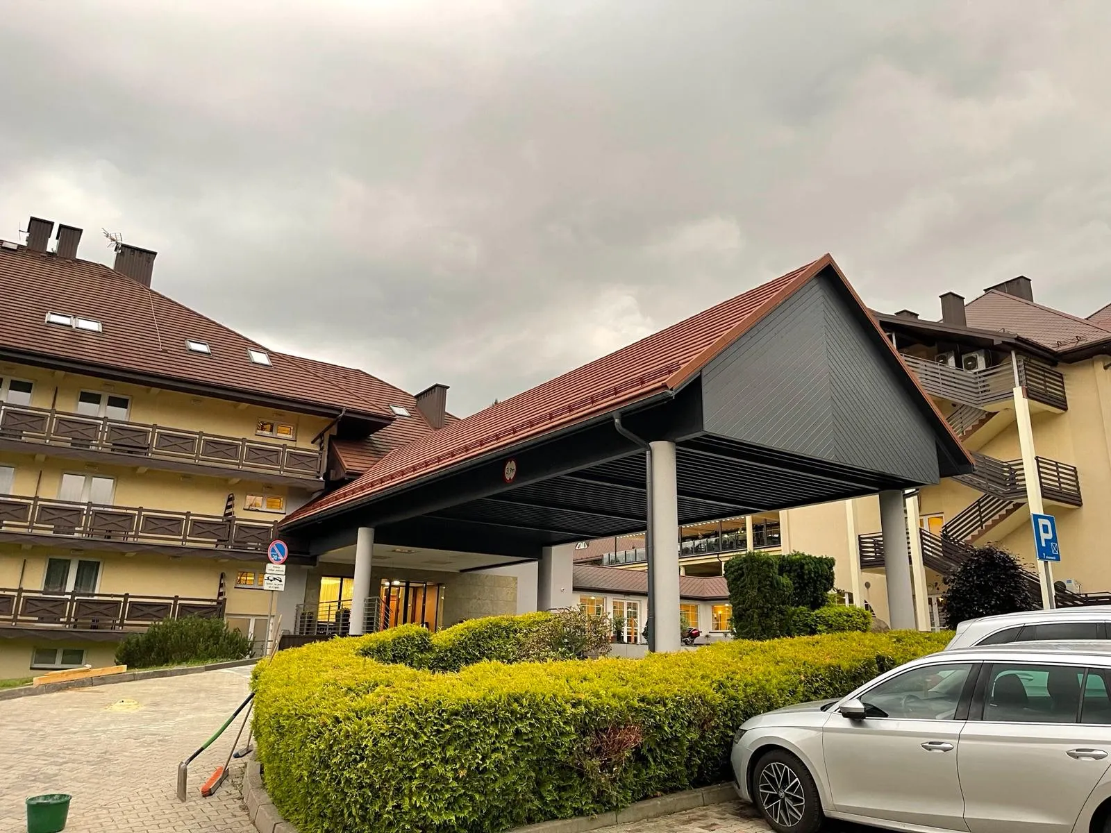 Strefa wejściowa od strony parkingu i podjazdu, już po uporządkowaniu głównych elementów realizacji.