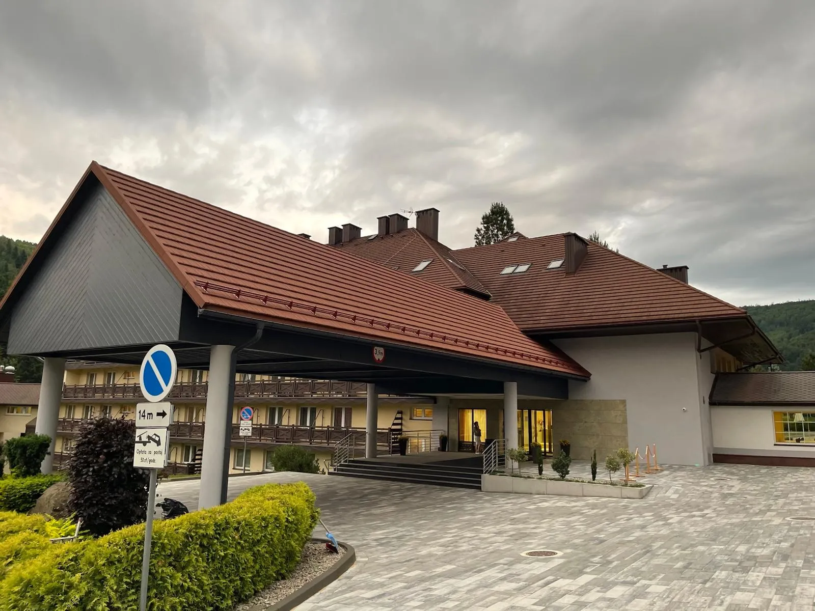 Boczna strona zadaszenia przed zakończeniem robót wykończeniowych.