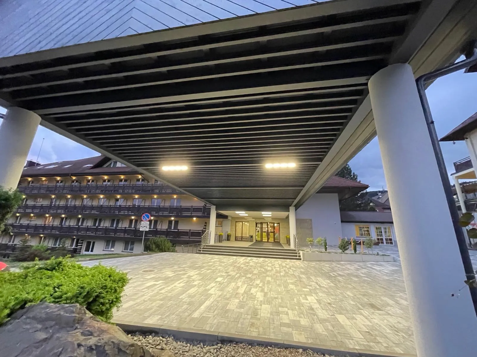 Przestrzeń pod zadaszeniem w trakcie prac wykończeniowych i montażowych.