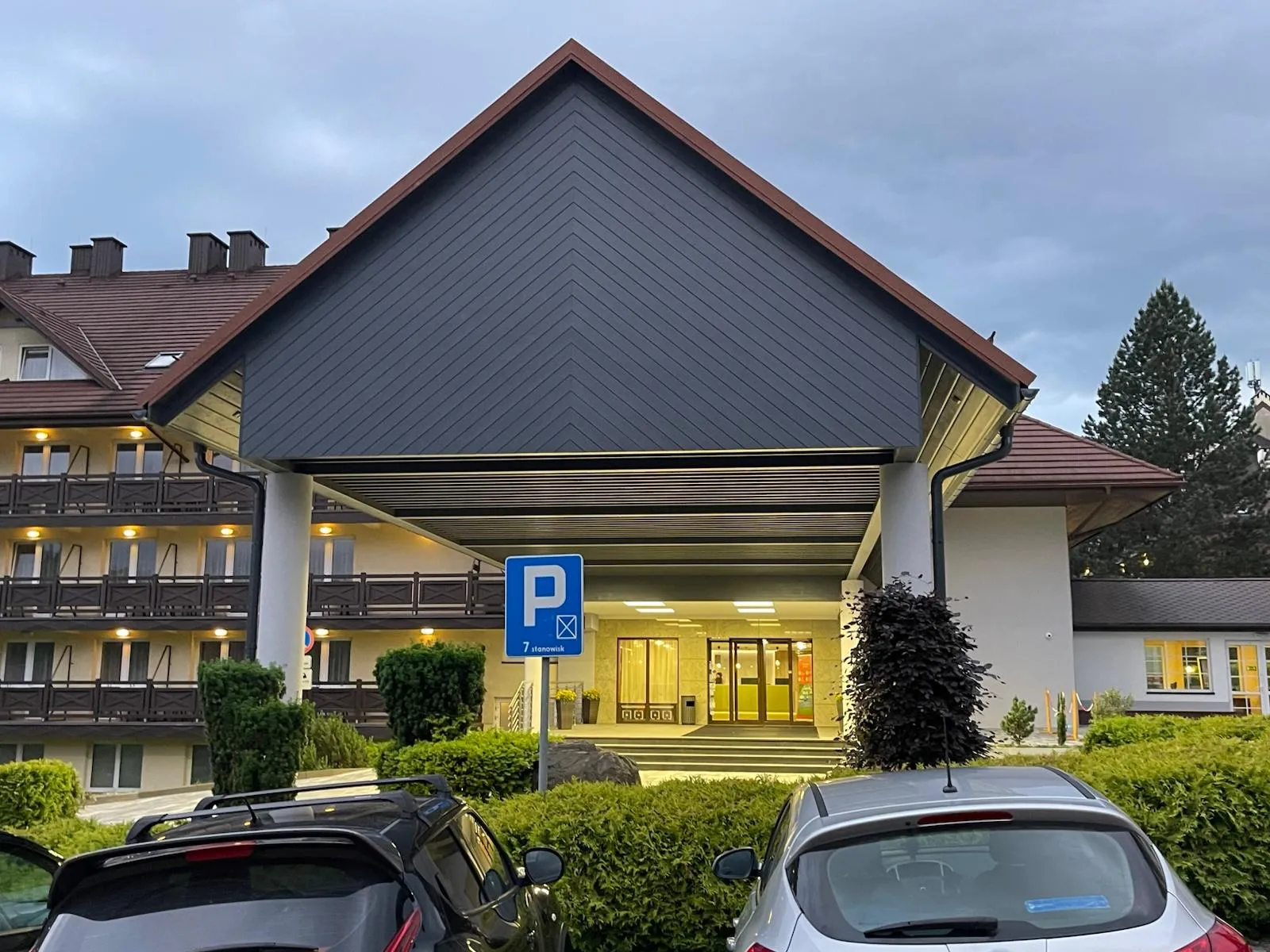 Wejście główne w końcowej fazie realizacji, jeszcze z rusztowaniem potrzebnym do wykończenia.