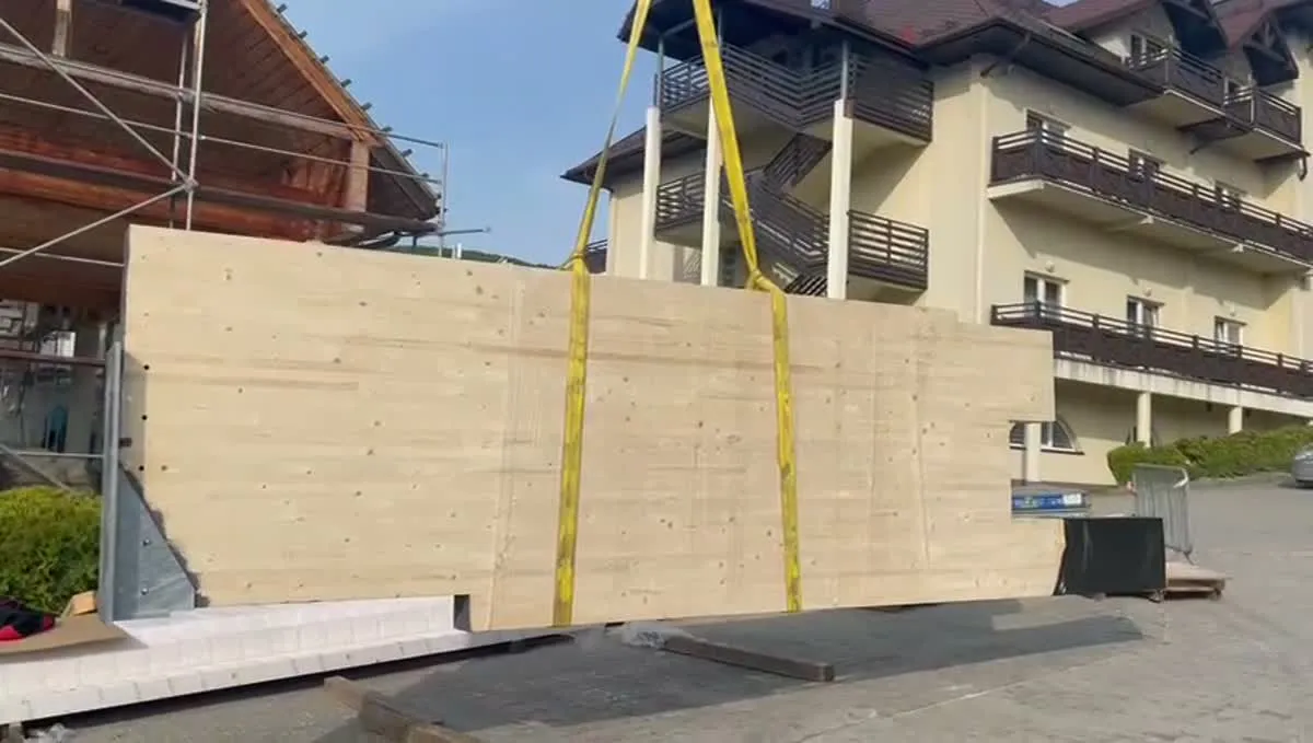 Film z montażu dużego elementu podczas przebudowy wejścia Hotelu Stok.