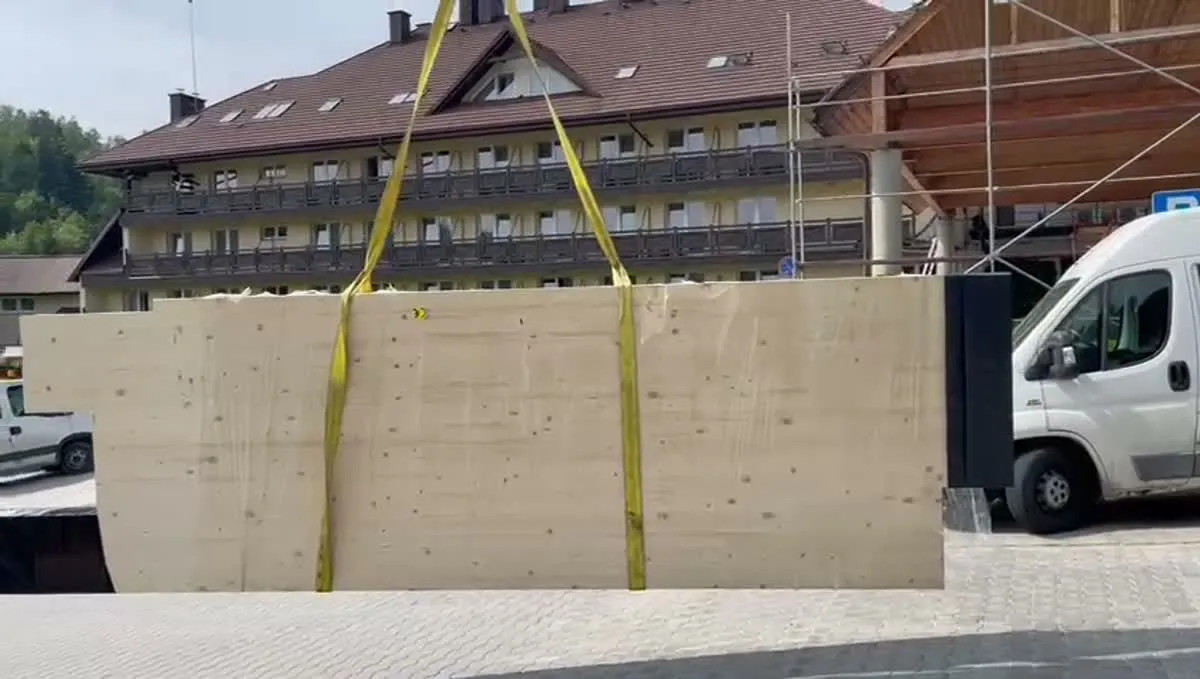 Film pokazujący pracę żurawia przy realizacji nowego zadaszenia wejścia.