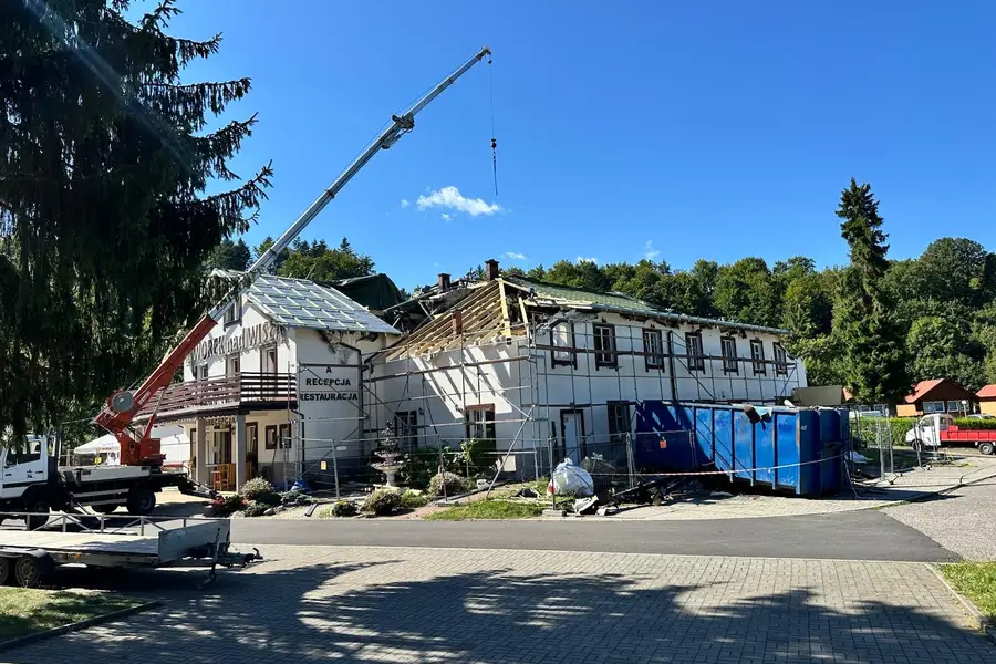 Remont dachu po pożarze, Dworek nad Wisłą